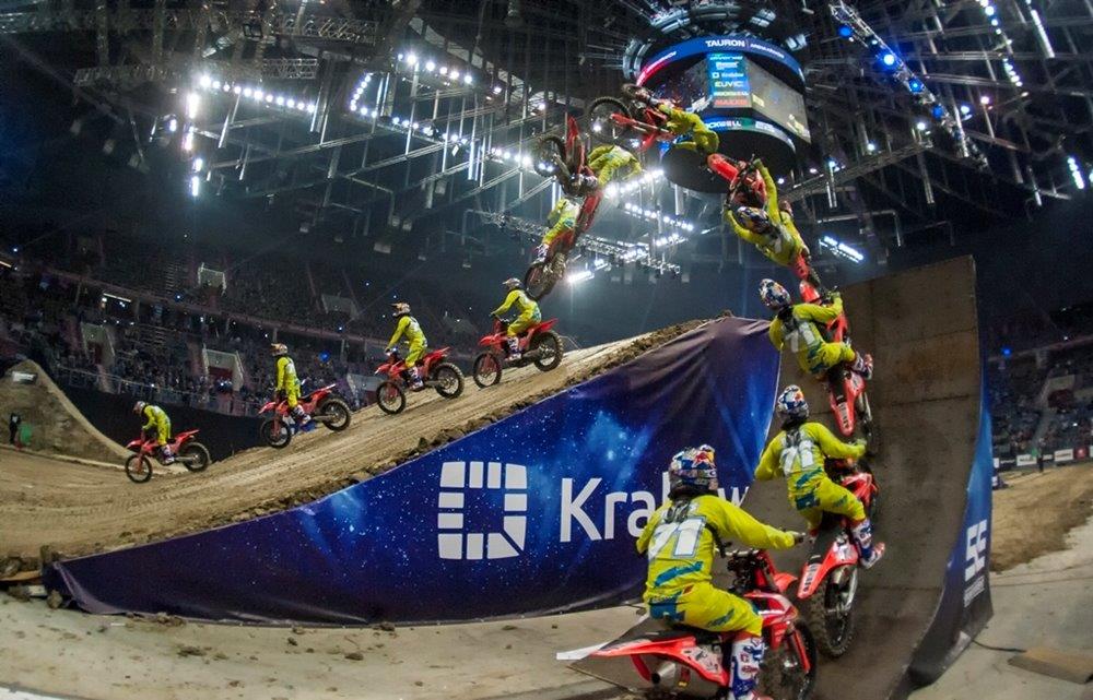 Diverse NIGHT of the JUMPs akrobacje